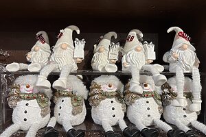 サンタのお手伝いをする妖精トントゥとスノーマン