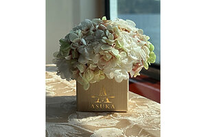 船内のあちこちが花で彩られて