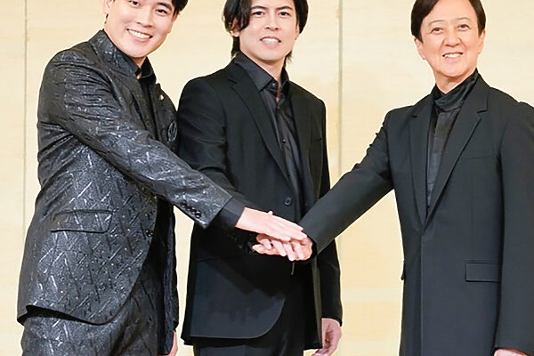 坂東玉三郎さんの新しい試み——コンサートの構成・演出、MCも。実力派兄弟デュオの歌声を、新橋演舞場で堪能