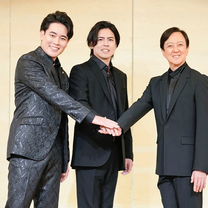 坂東玉三郎さんの新しい試み——コンサートの構成・演出、MCも。実力派兄弟デュオの歌声を、新橋演舞場で堪能