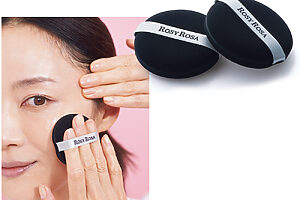 ロージーローザ／マルチファンデパフ 2P 「スポンジでのばすと厚塗りにならずおすすめ。こめかみを軽く引き上げつつ、ていねいに叩き込んでフィックス」