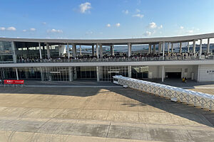 金沢のクルーズターミナルではたくさんの人がお見送り