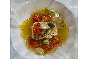 「愛媛県産　真鯛のアクアパッツァ　飛鳥Ⅱスタイル」店名にもなっているシグニチャーメニュー