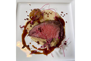 「国産黒毛和牛フィレ肉のロースト　パルミジャーノチーズと玉葱のピューレ　玉葱パウダーを添えて」