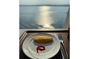 光る海を見ながら出来たてオムレツを。イルカのケチャップアートが可愛い