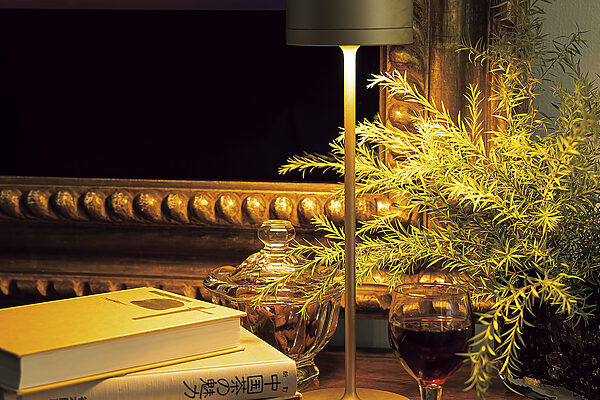 LEDの小さいスタンド──松田美智子の「くらしの歳時記」