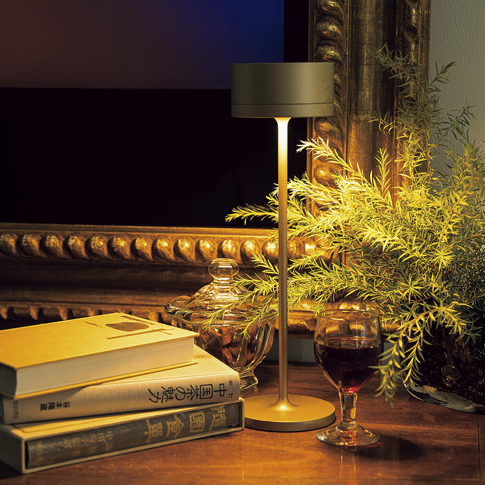 LEDの小さいスタンド──松田美智子の「くらしの歳時記」