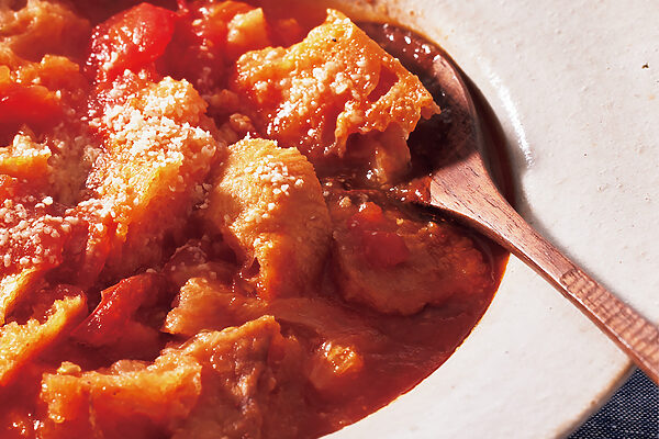 「トマトとパン」「鮭とじゃがいも」──材料2つで作れる朝のクイックスープ5選