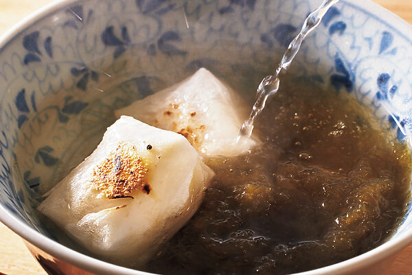 「とろろ昆布と餅」「ブルーベリーと甘酒」──材料2つで作れる朝のクイックスープ3選