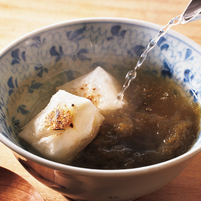 「とろろ昆布と餅」「ブルーベリーと甘酒」──材料2つで作れる朝のクイックスープ3選