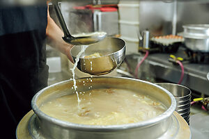 おたまの扱い方でスープの味が変わるという。プゴクッを火にかけ、具材の豆腐がぷくぷく浮いてきたところでスープをすくい、すぐに提供する