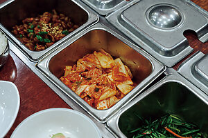 つけあわせのオイムチム、白菜キムチ、にら