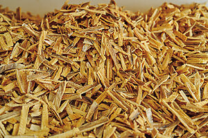 丸ごと皮付きの干し鱈を大きめにカットするのが味の決め手