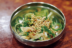 ねぎとセウジョッの和え物は白飯にのせて食べても美味