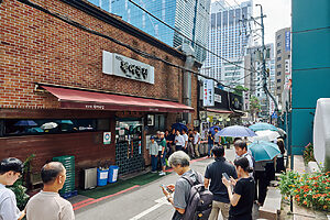 昼食時。近くに勤務する会社員、公務員が連日列をなす。親子3代で通うお客さんも