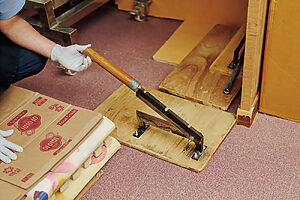 干し鱈や漢方などの硬い食材を切るために使われるチャクトゥと呼ばれる大きな包丁。カットされる干し鱈は年間10万匹に及ぶ