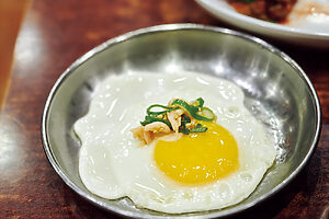 常連さんに出されるという美しい目玉焼き。こちらにもねぎとセウジョッをのせて食べるのがおすすめだそう