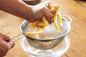 3. 干し鱈をざるに取り、手で軽く絞る（戻し汁は後で使う）