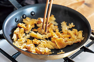 4. フライパンにごま油を温め、干し鱈とにんにくを入れて油を吸わせるように炒め、ナンプラーで下味をつける