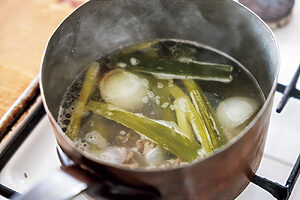 【作り方】1. 鍋に水と昆布を入れ、1時間置く。牛肉、米、長ねぎの青い部分、玉ねぎを加えて火にかけ、沸騰する手前で昆布だけを取り出す。そのままアクを取りながら、弱火で30分煮る