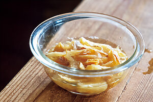 2. 干し鱈を水200ml（分量外）に30分浸ける