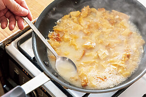 5. 4に干し鱈の戻し汁と酒を入れ、蓋をして中火で5分煮込む。蓋を開け、汁が白っぽくなっていることを確認する