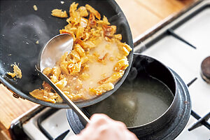 7. 6のスープに5を加える。塩を加え、弱火で15分煮込む