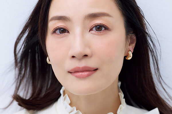 眉尻は下げず、眉頭は淡く。ふわっと上昇する眉を目指す──大人の目元、垢抜けるメイクのコツ【信頼コスメ アイメイク部門】