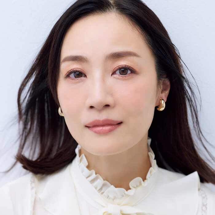 眉尻は下げず、眉頭は淡く。ふわっと上昇する眉を目指す──大人の目元、垢抜けるメイクのコツ【信頼コスメ アイメイク部門】