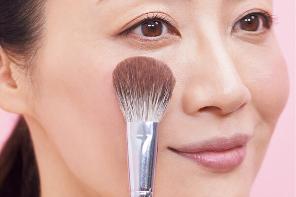 〈仕上げ編〉細部のくすみは最後に──血色カラーで透明感を強調【信頼コスメ ベースメイク部門】