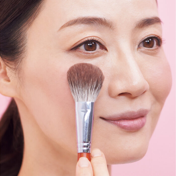 〈仕上げ編〉細部のくすみは最後に──血色カラーで透明感を強調【信頼コスメ ベースメイク部門】