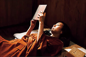 文子役の菜葉菜さん。収監され拷問を受けても本や歌を友に、誇り高く生きた  ©旦々舎