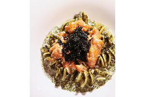 「有明海産”初摘み”の海苔のクリームパスタ　ウニトマトクリームソースとバラ海苔のフリット」ウニのパスタは日髙シェフのスペシャリテのひとつ