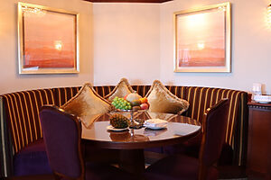 「ロイヤルスイート」のリビング。これが船の中だなんて