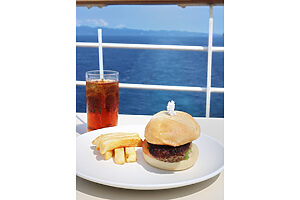 「ビーフバーガー」は嬉しい小さめサイズ。何個でも食べられそう！もちろんいくつ食べても料金はかかりません