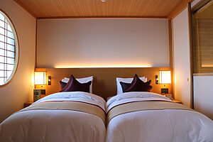 落ち着いた雰囲気で人気の「和洋スイート」のベッドルーム