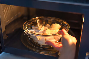 （2）里芋を耐熱ボウルに入れて塩を加え、ふんわりとラップをかける。電子レンジ（600W）で4〜5分加熱し、竹串がスッと通るくらいまで火を通す