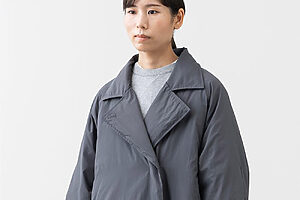 襟は3通りのデザインで着こなせる作り。パターン1はPコート風のこちら。首元がすっきり見えします