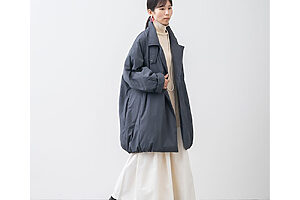 グレーは、暗く重たくなりがちな冬の装いを軽やかにしてくれます