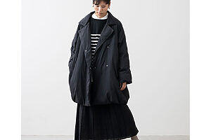 定番のブラックは中に着る服を選ばず便利。どこへ行くにも安心の相棒に