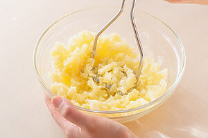 （3）2をボウルに入れ、熱いうちに塩・こしょう、オリーブオイルを加えて軽くつぶす