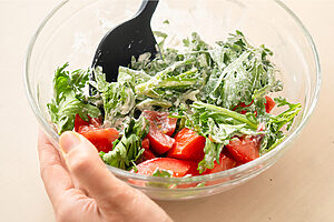 （3）2に春菊とトマトを加え、全体をやさしく和える