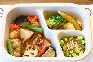 「鱈と揚げなすのフルーツ黒酢あん」がメインの弁当