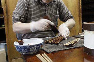 何度も漆を塗ることで深みのある色合いに