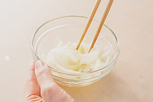 （1） 玉ねぎは薄切りにし、ボウルに入れる。白ワインビネガー、砂糖、塩ひとつまみ（分量外）を加えて10分ほどマリネし、水気を軽く切る