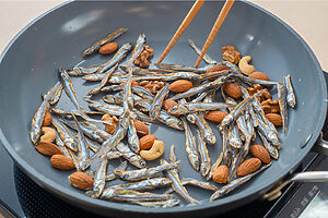 （1） ごまめとミックスナッツをフライパンで軽く煎って取り出す