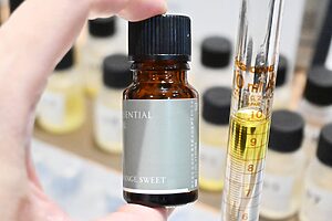 メスシリンダーに規定量の精油を入れていきます