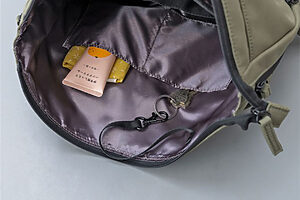 内側の前面にはオープンポケットとキーストラップが。鍵が迷子になるのを防ぐことができて便利