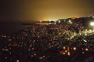 なお、お盆の時期は墓地に灯籠が灯され、夕暮れから夜にかけて幻想的な光景になる