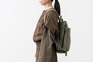 背負った姿を横から見ても、こんなにすっきりコンパクト